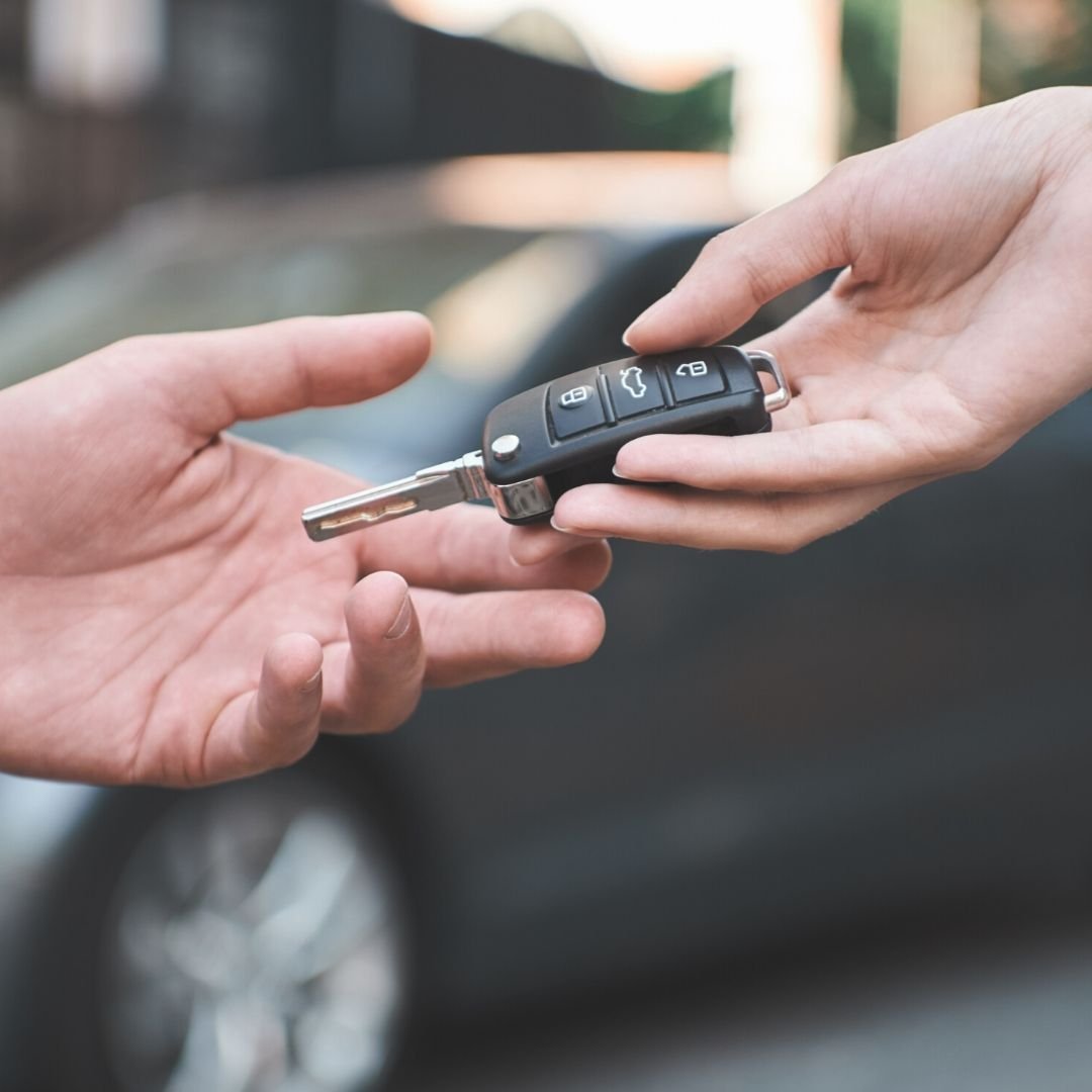 A KSSK member of staff handing car keys to a customer