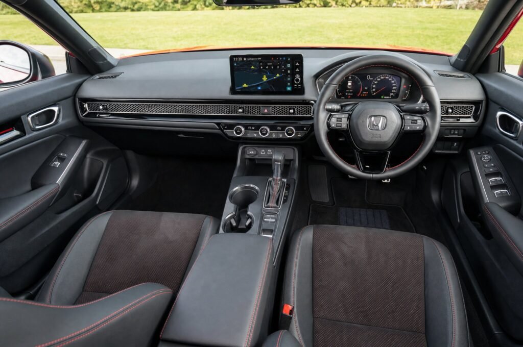 Front cabin of the Honda Civic, showing the dashboard, steering wheel and front seats