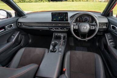 Front cabin of the Honda Civic, showing the dashboard, steering wheel and front seats